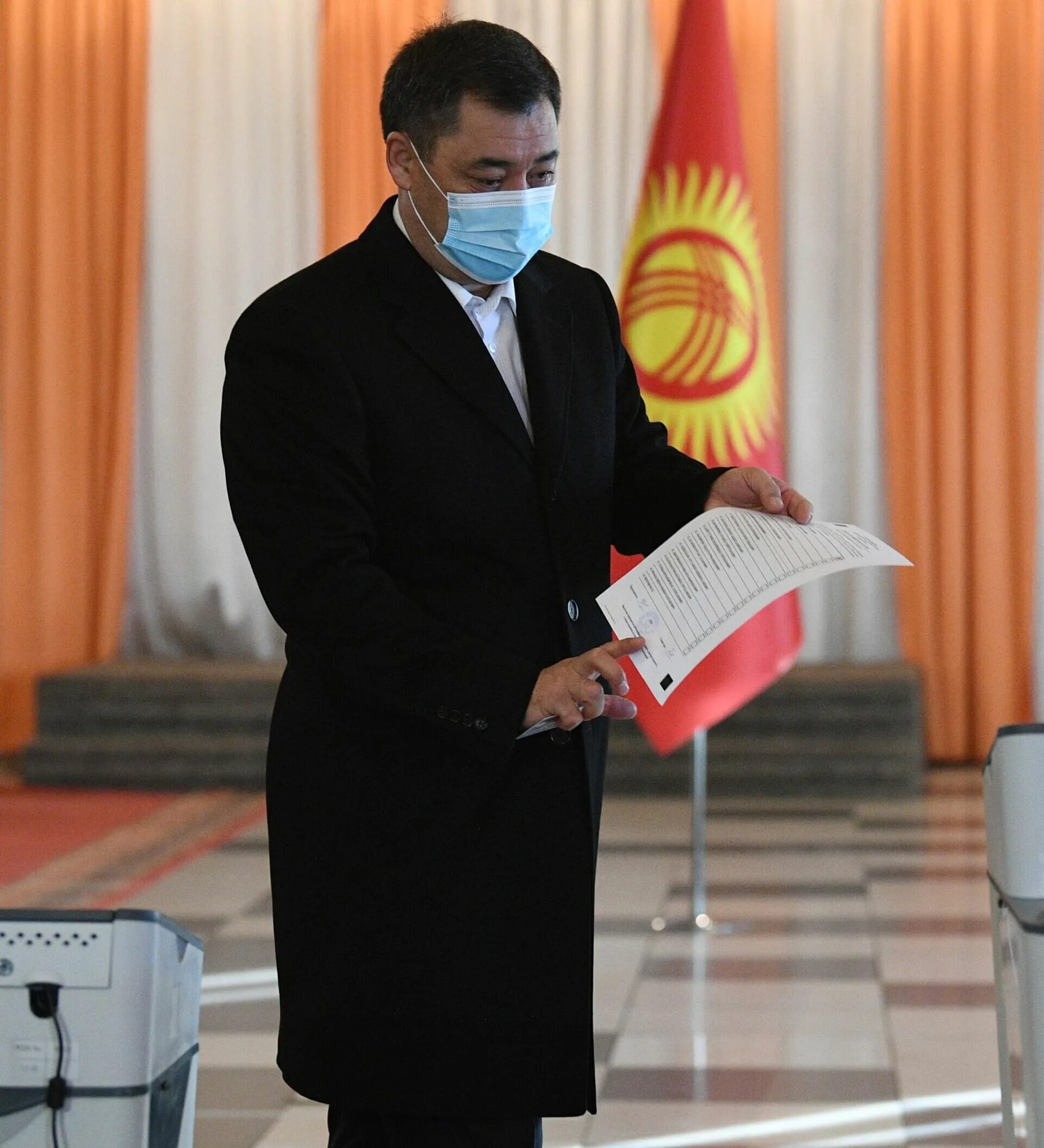 В каком году состоялись досрочные выборы президента. Садыр Жапаров выборы. Выборы президента Киргизии. Выборы президента 2020 Бишкек.