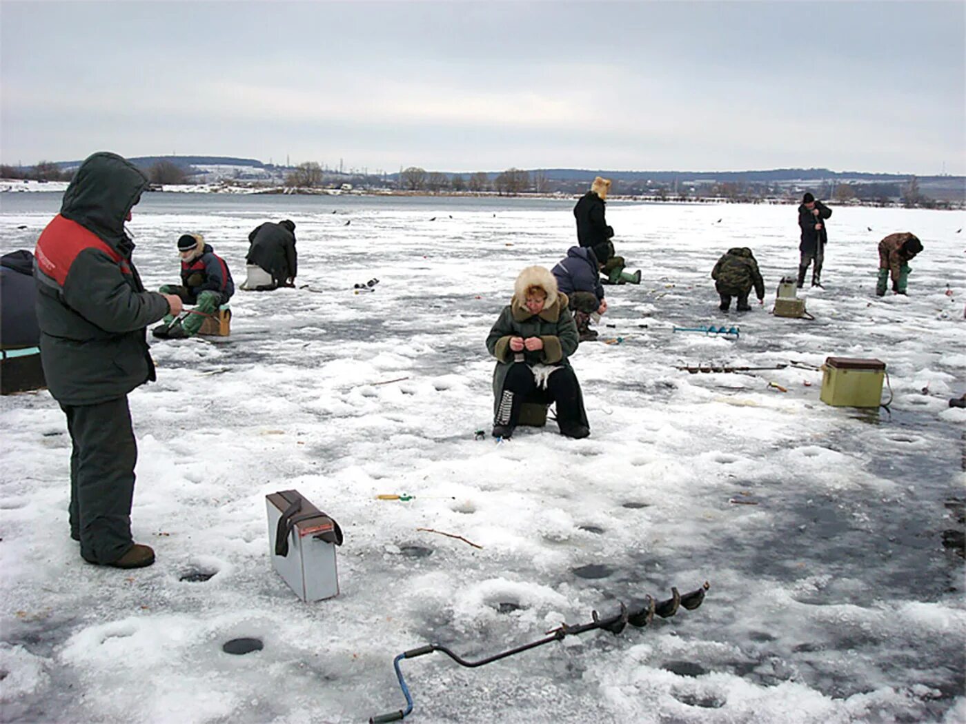 Ловим последние дни. Зимняя рыбалка. Много рыбаков на льду. Рыбаки на весеннем льду. Рыбалка по последнему льду.