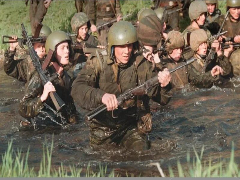 Дружба и войсковое товарищество. Дружба и войсковое товарищество основа боевой готовности войск. Солдаты на фронте. Шлем прыжковый вдв. Армейские товарищи.