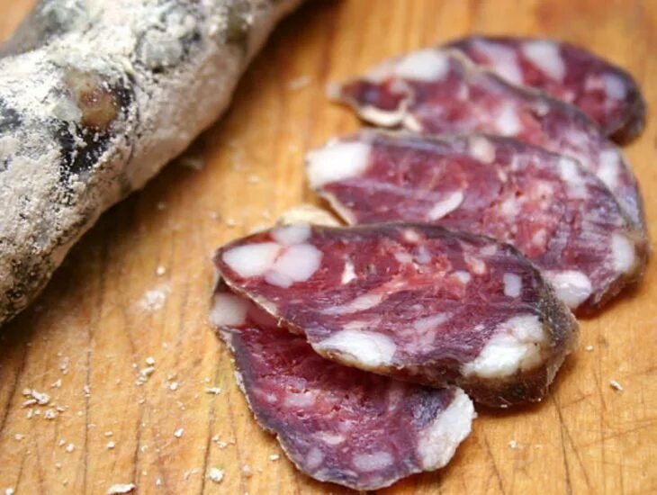 Белорусская сыровяленая колбаса колбаса. Сыровяленая колбаса из говядины. Дубки сыровяленая колбаса. Колбаса сыровяленая в домашних. Рецепты домашней сыровяленой колбасы из свинины.