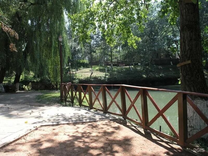 Посёлок капельница ставропольский край. Посёлок капельница ставропольский. Школа поселка капельница. Озеро капка железноводск. Баталинская пещера капельница.