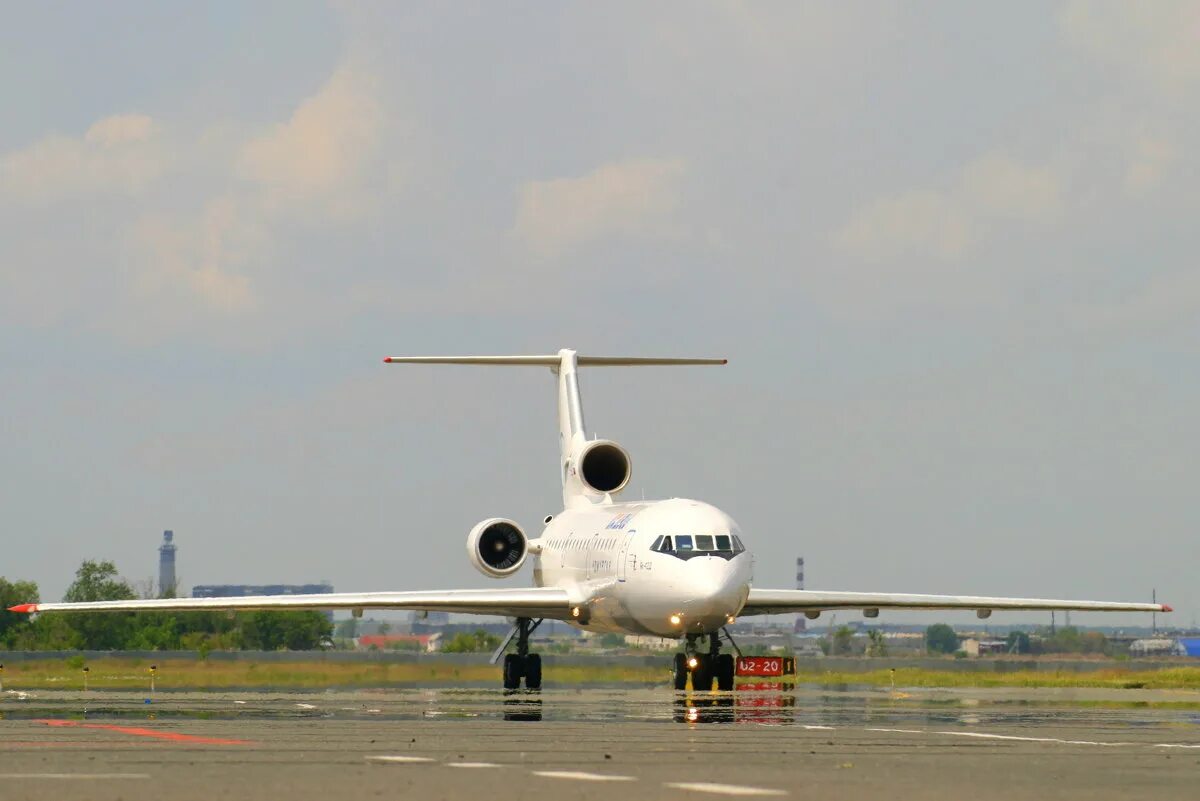 Аэропорт сургут расписание. Рейс курган-сочи. Курган сочи. Boeing 737 ямал. Самолет в сочи из кургана.