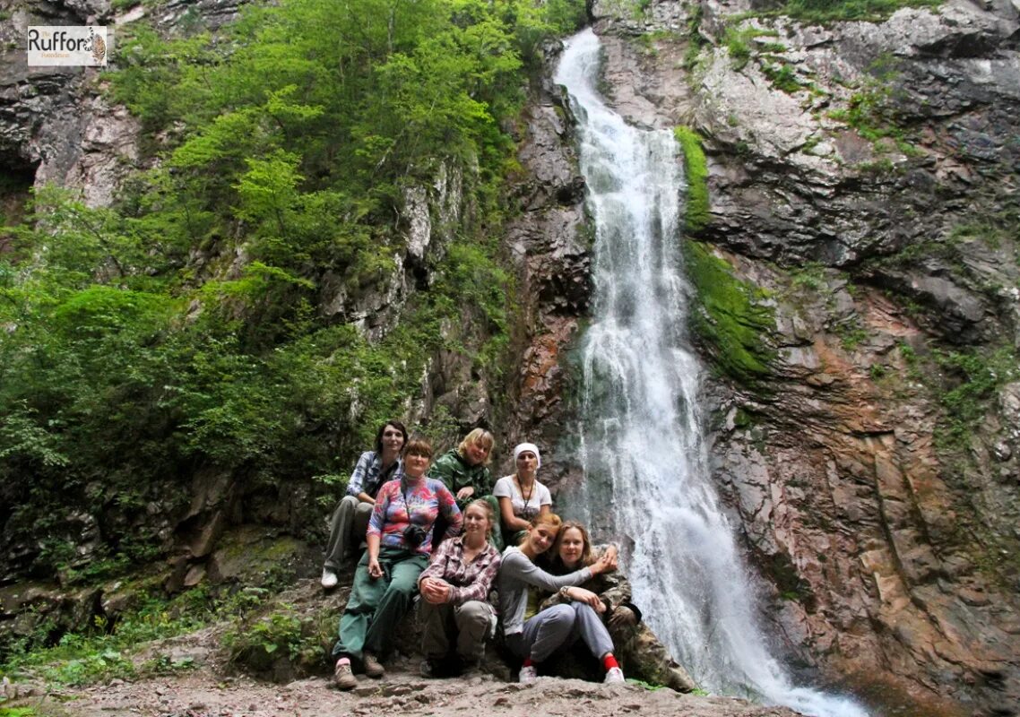 Черный шаман. Большой амгинский водопад приморский край. Амгинский водопад приморский край. Водопад чёрный шаман (большой амгинский водопад). Водопад шаман приморский край.