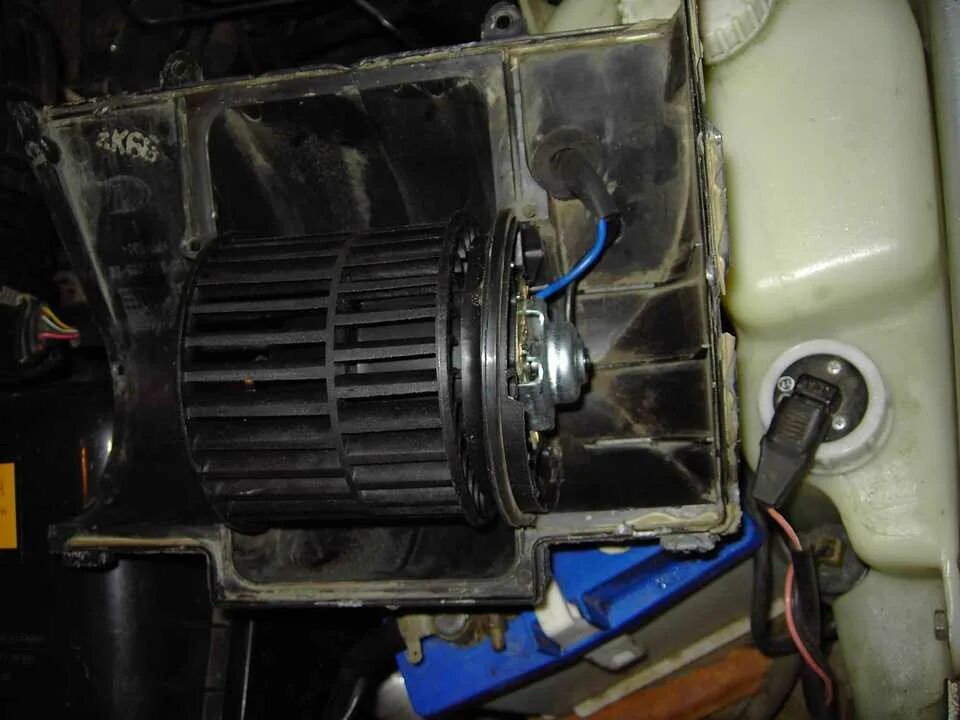 Корпус вентилятора печки ваз 2110. Вентилятор печки нива 21213. Вентилятор отопителя шеви нива. Поменять электродвигатель печки. Крыльчатка отопителя салона калина 1.