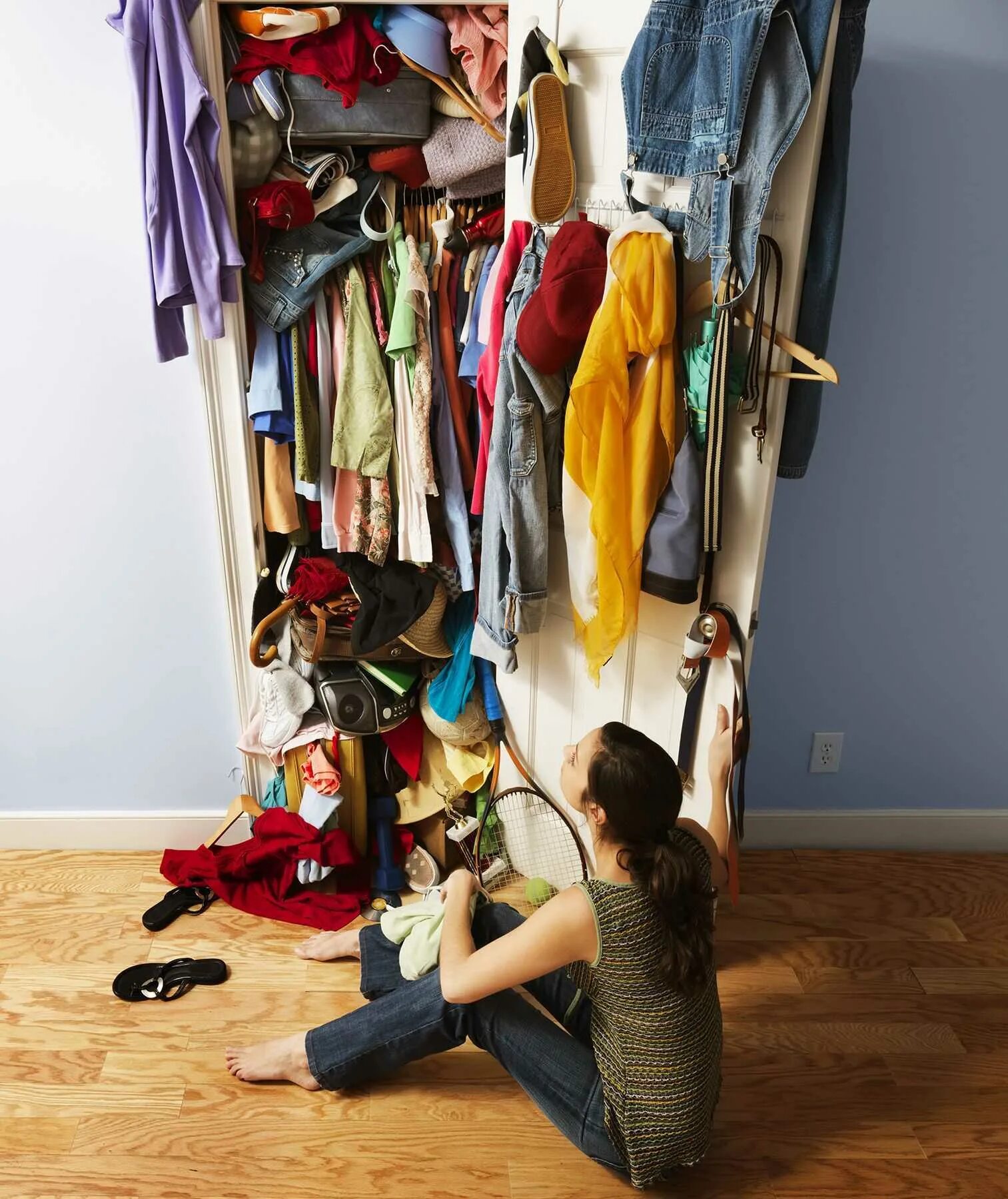 Шкаф для одежды. Переполненный шкаф с одеждой. Бардак в шкафу с одеждой. Куча вещей.