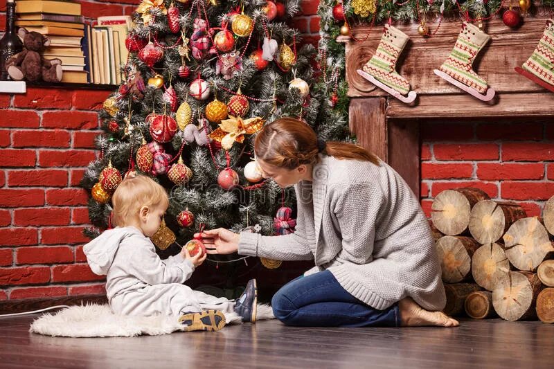 Спасибо за все мам елка. Малыш мама и Рождественская ёлка. Малыш мама и ёлка картина. Even hold (Christmas).