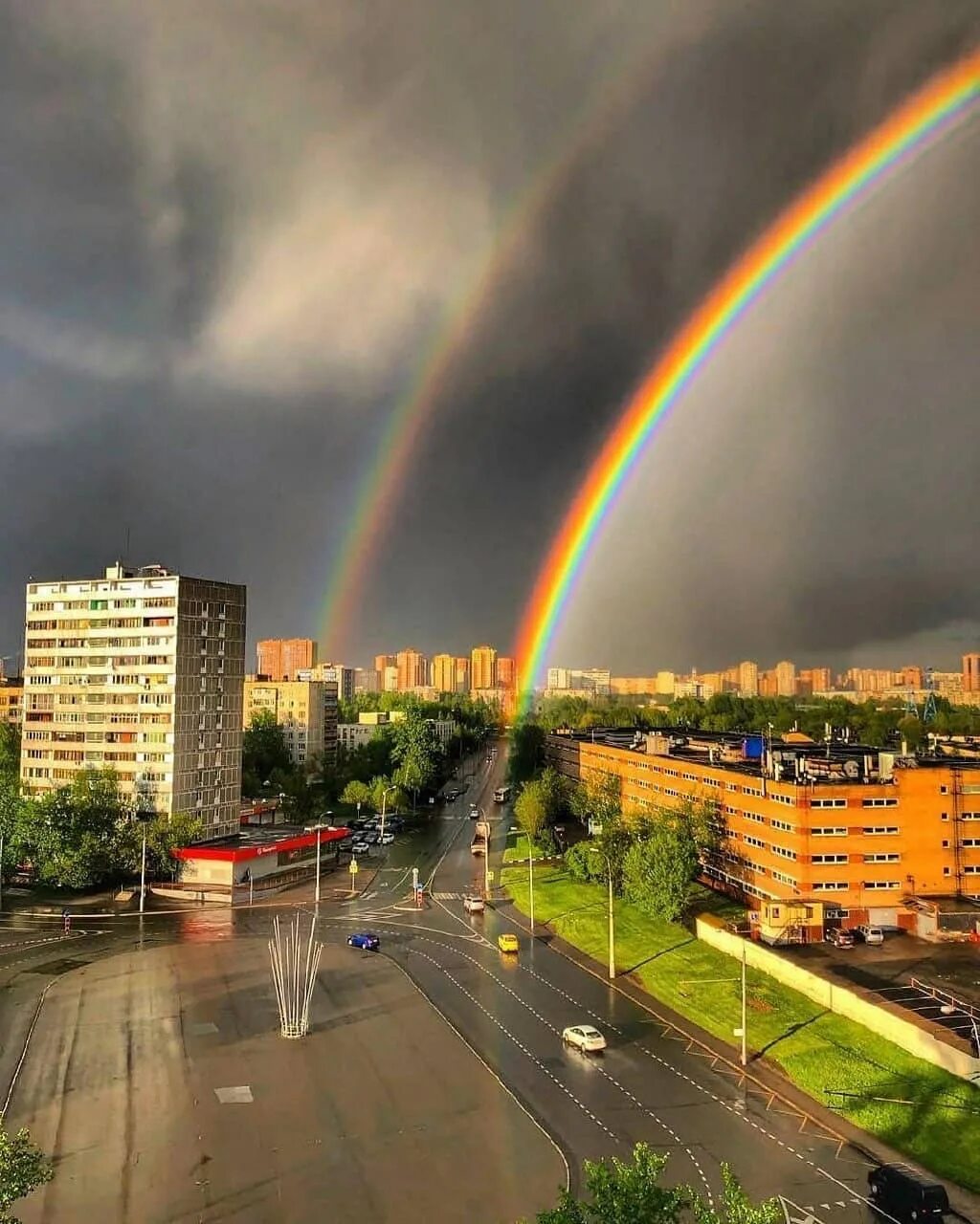 Радуга г московская. Кантемировская площадь радуга. двойная радуга геншин. радуга в городе. красивая радуга.