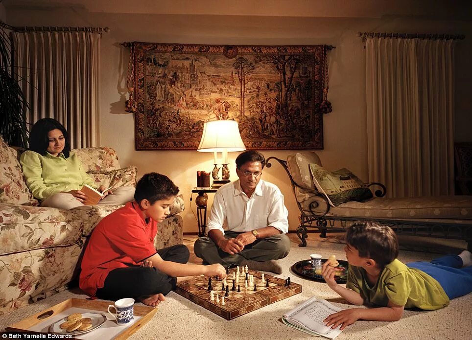 Современный интерьер с семьей. Набор together at home. Гостиная с людьми. Семья дома. Spend time at home.