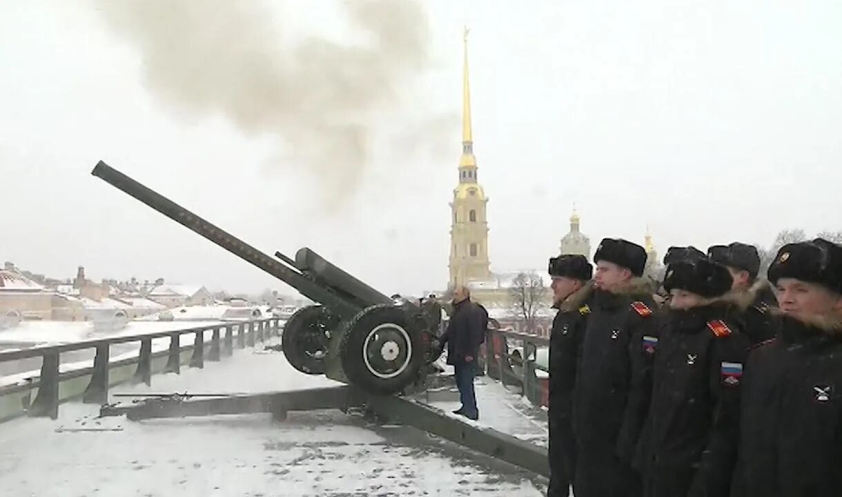 Во сколько стреляют в петропавловской. Пушки Петропавловской крепости. Выстрел из пушки на Петропавловской крепости.