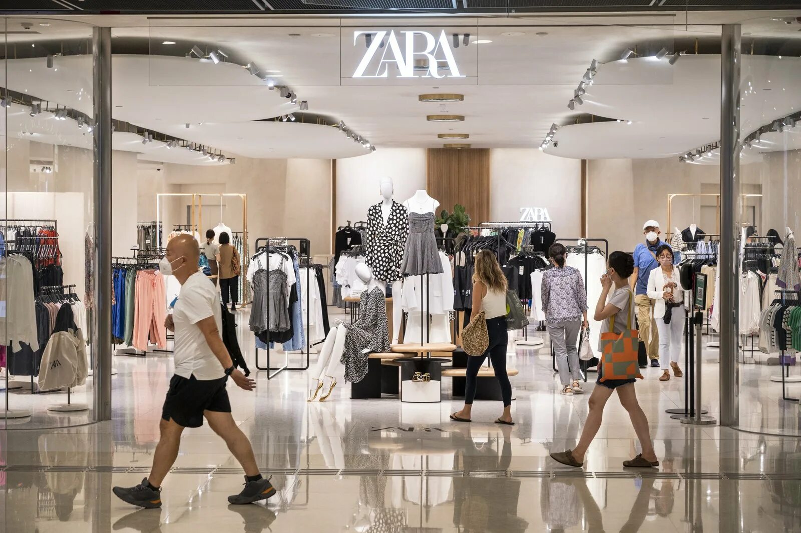 Zara как называется. Zara bershka stradivarius pull and bear. zara магазин. zara магазины в москве.