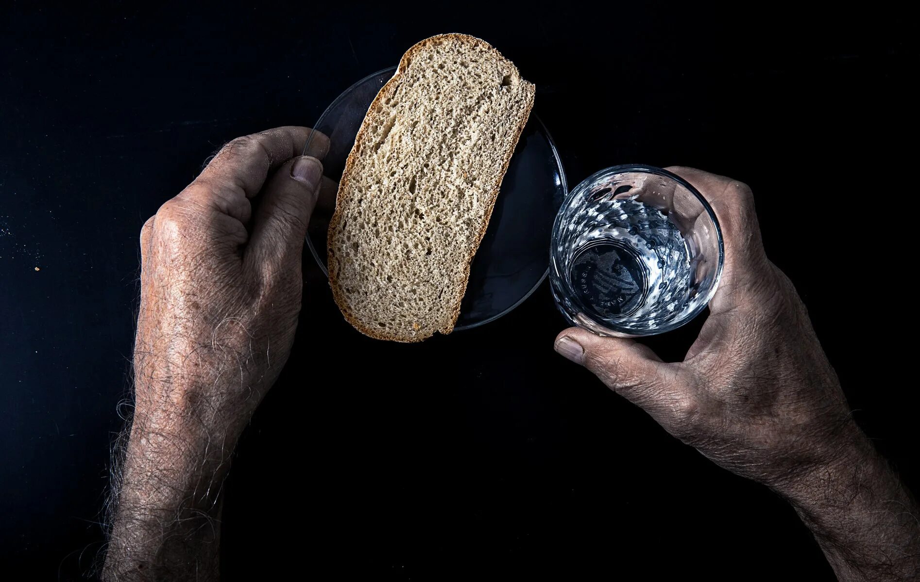 Воды и хлеба дай. Хлеб и вода. Перебиваться с хлеба на воду. Черный хлеб и вода. Хлеб и вода картинки.