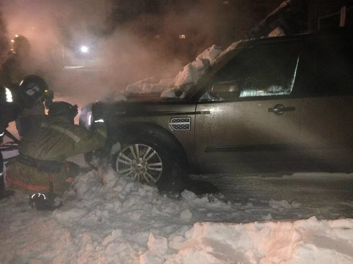 Range rover горит. Сгоревший рендж ровер. Range rover crash 2002. Рендж ровер горит. Горящий пожарная машина.