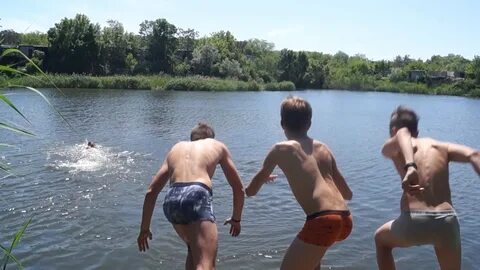 Молодые пацаны купаются