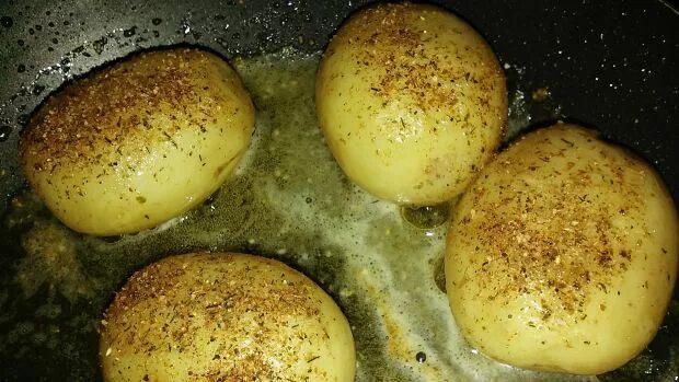 Жарить картошку целиком. Картофель на сковороде целиком. молодая картошка на сковороде целиком. картошка целиком на сковороде. жареная картошка целая.