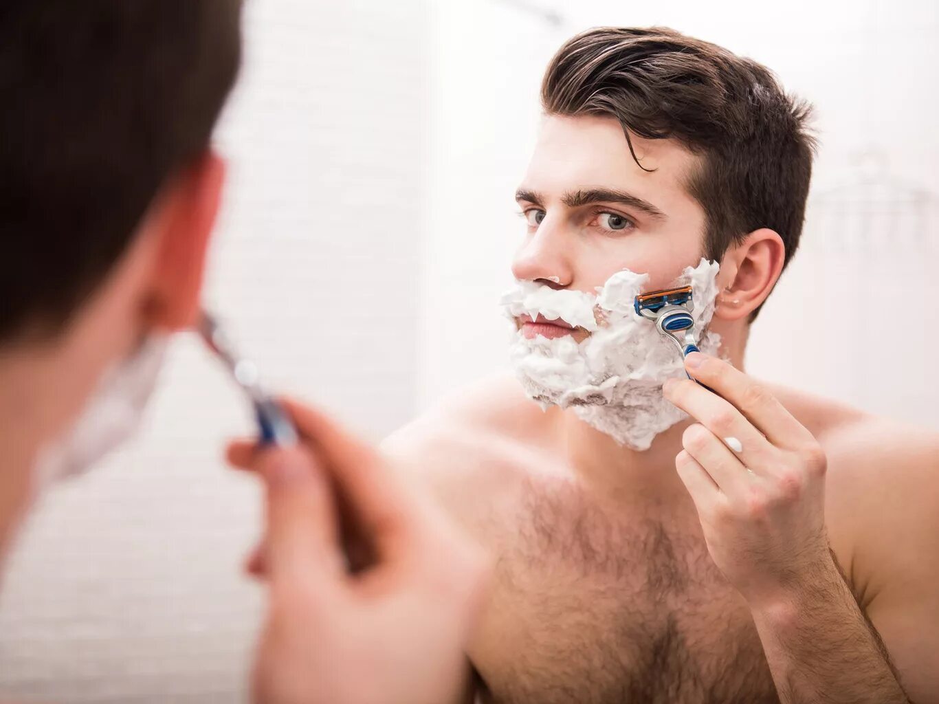 Shaving dick. Мужчина бреется. Бритье лица. Мужское бритье лица. Бритва для мужчин.