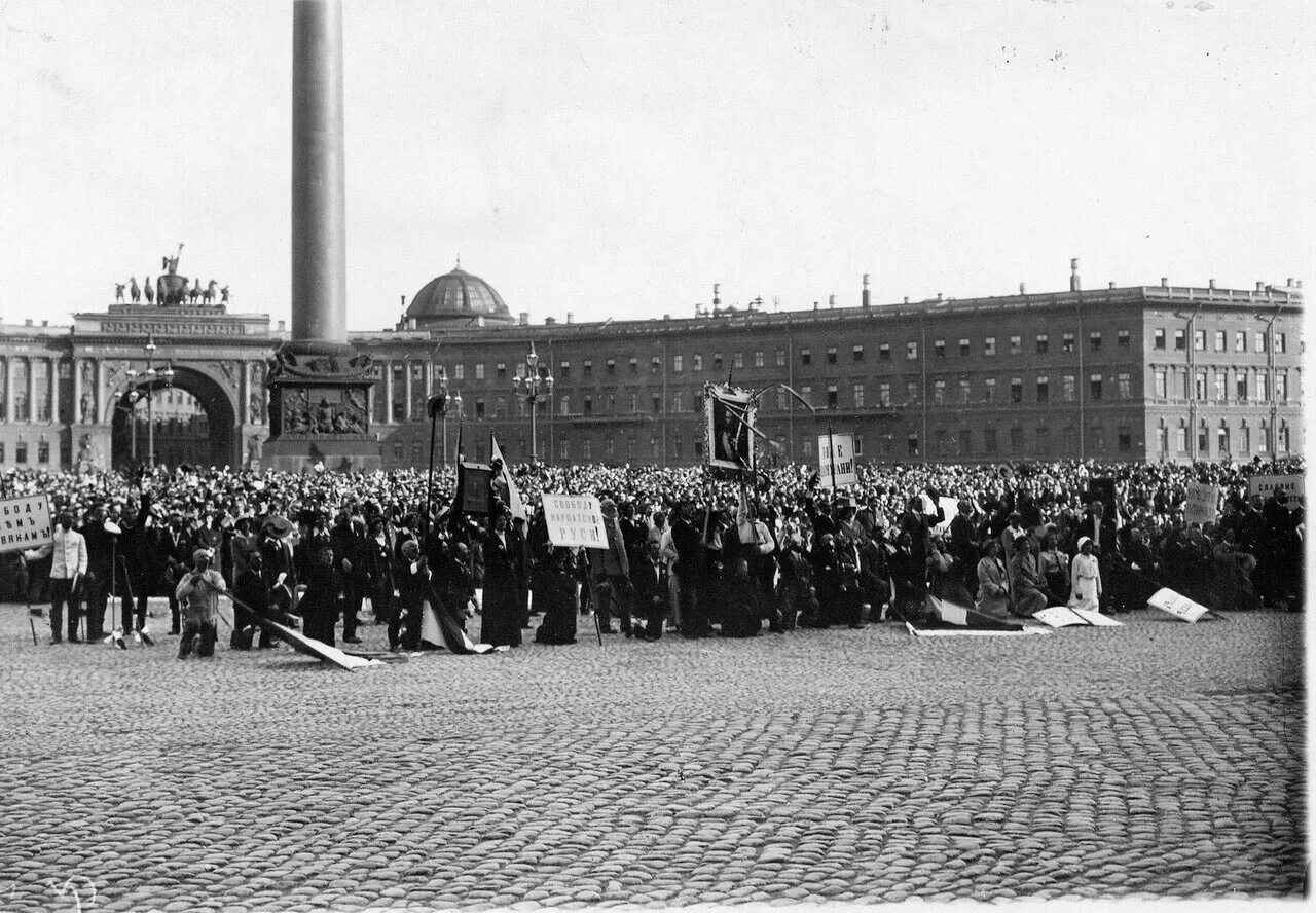 Петроград во времена революции. Дворцовая площадь в Санкт-Петербурге 1917. Дворцовая площадь объявление войны 1914.