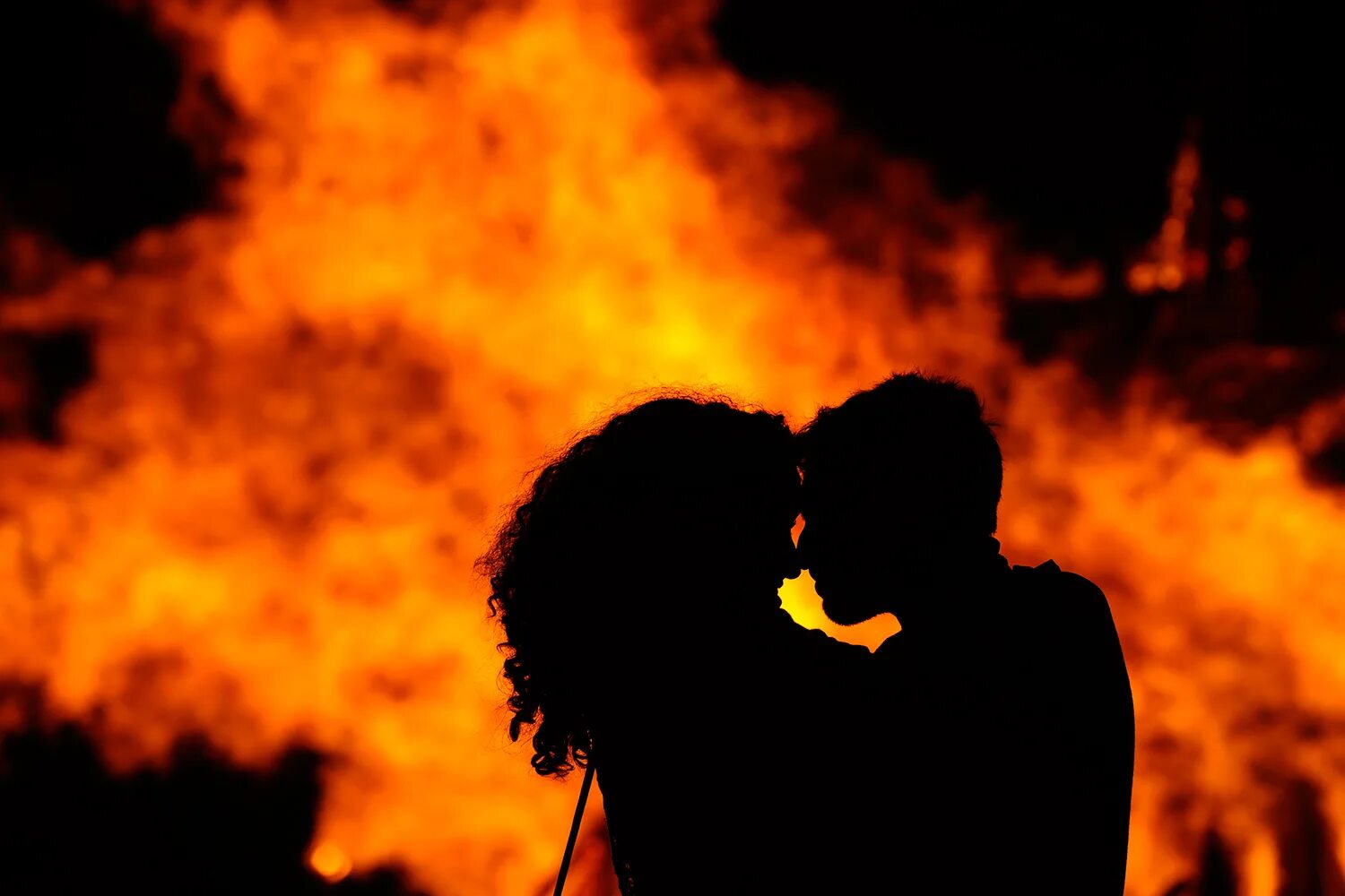 Fiery kiss. Страсть у костра. Fiery kiss. Пламенный поцелуй. Fiery kiss.