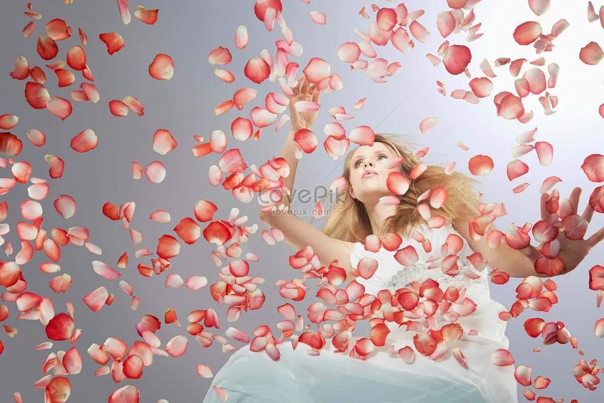 Над головой видны осыпанные. Над головой видны осыпанные. Девушка в лучах солнца. Над головой видны осыпанные надувшимися. Селфи на природе.