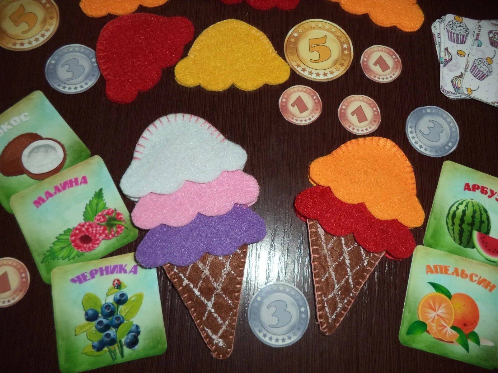 Атрибуты для сюжетно-ролевых игр. Атрибуты для сюжетно-ролевых игр. Атрибуты для сюжетных игр в детском саду. Атрибуты для сюжетно-ролевых игр своими руками. Атрибуты для сюжетно ролевой игры кафе в детском саду.