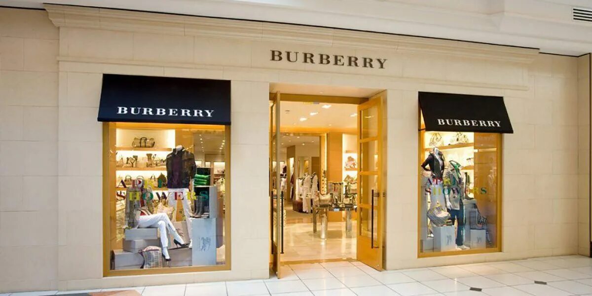 Burberry магазин. Burberry ГУМ. Витрина Burberry. Бутик Барбери. Магазин Берберри в Москве.