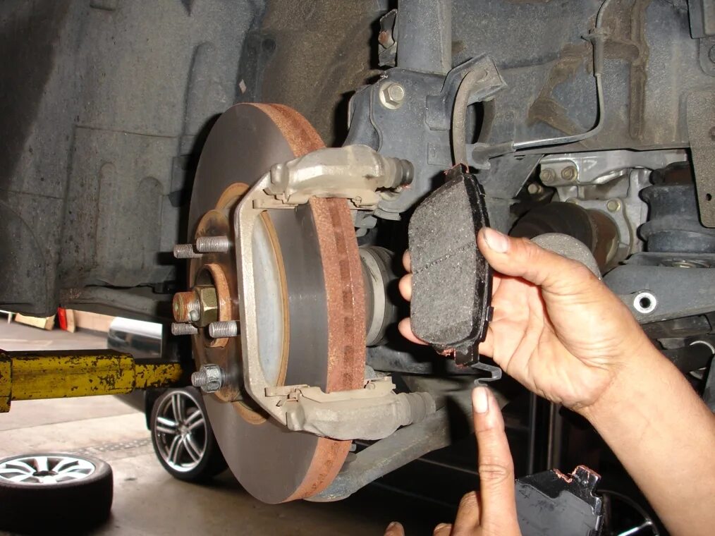 Колодки Brake Pad на Хендай Солярис. Brake Pads передние тормозные колодки на Хендай Солярис 2012. Пластины крепления колодок Хендай Солярис 2015 передние. Тормозные колодки Киа Рио 3 Brake Pad.