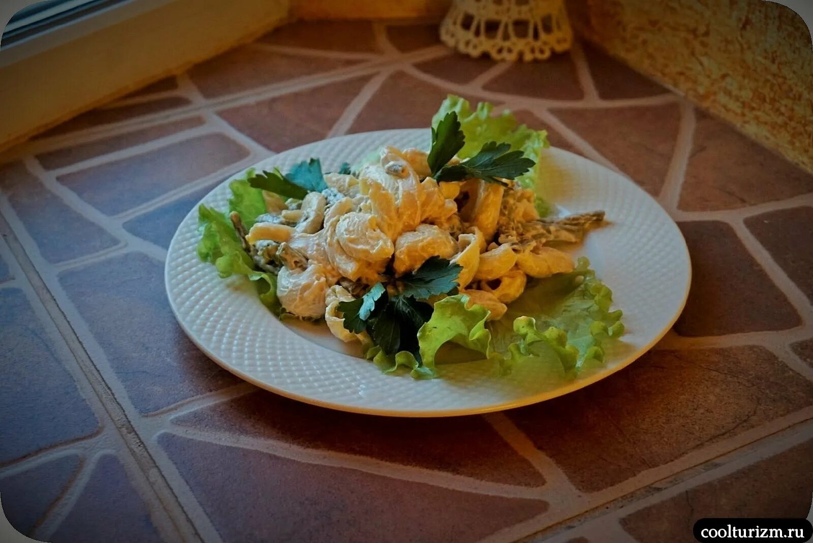 Салат дальневосточный с кальмарами. Салат дальневосточный с кальмарами. Салат с кальмарами калорийность. Кабачок морковь креветки крупа. Салат с кальмарами от шеф повара.