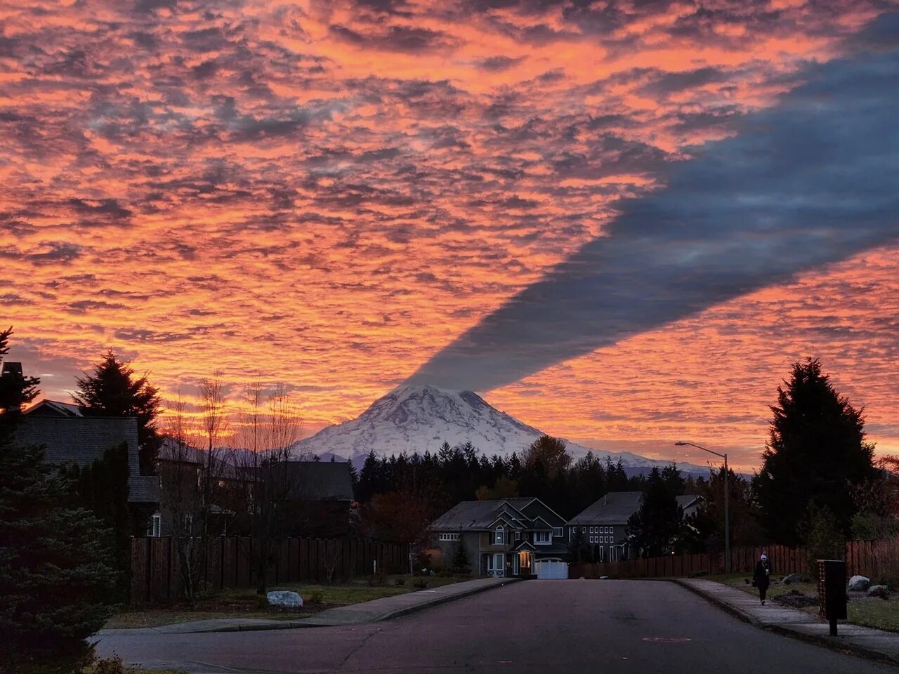 Вулкан Рейнир. Необычная природа. Тень от горы. Облака фото. Невероятно нравится