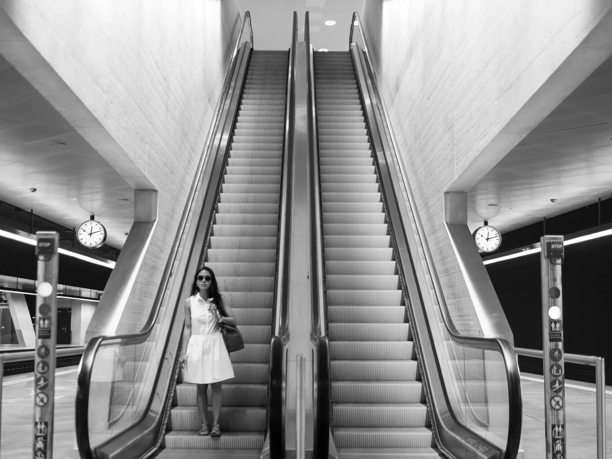 Как называется лестница в метро. Эскалатор. лестница в метро. ступень эскалатора метрополитена. люди на эскалаторе.