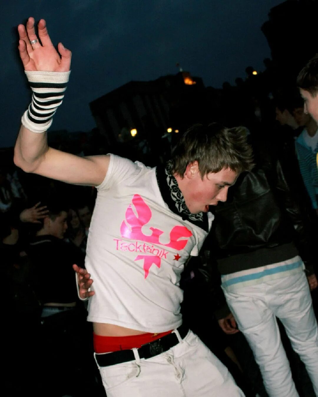 Песня под тектоник. Песня под тектоник. Тектоник 2007. Тектоник надпись. Тектоник знак.