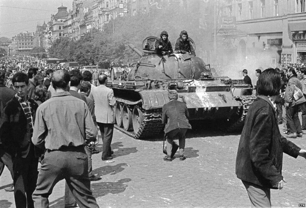 Прага август 1968. Советские войска в Праге Чехословакия 1968. Советские танки в Праге 1968.