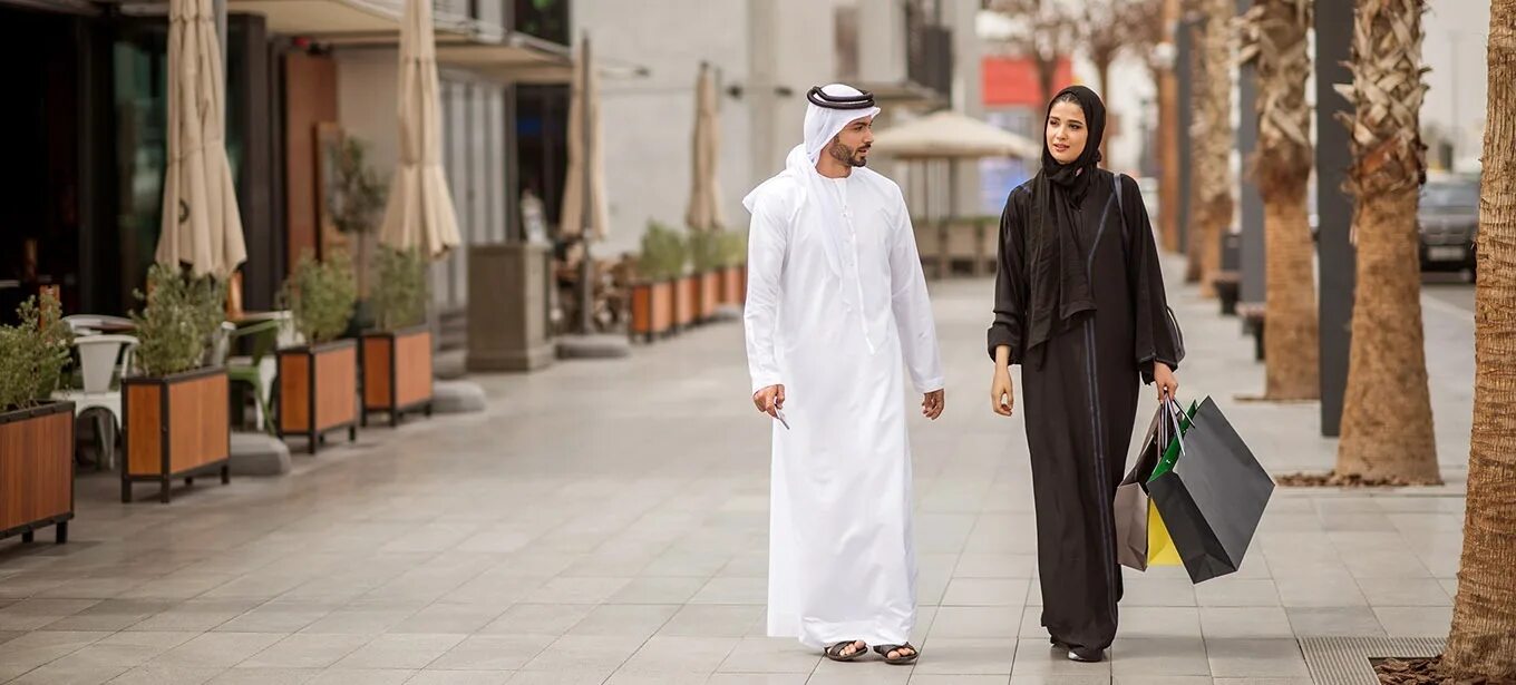 Hm uae. ОАЭ местные жители. Арабские эмираты одежда. Одежда в ОАЭ. Одежда женщин в ОАЭ.