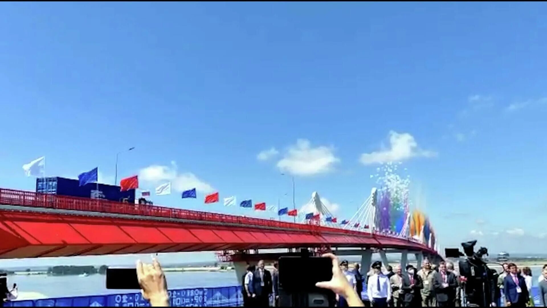 Запуск движения первых. Мост Благовещенск Хэйхэ. Автомобильный мост Благовещенск Хэйхэ. Мост через Амур между Китаем и Россией Благовещенск. Благовещенск мост в Китай.