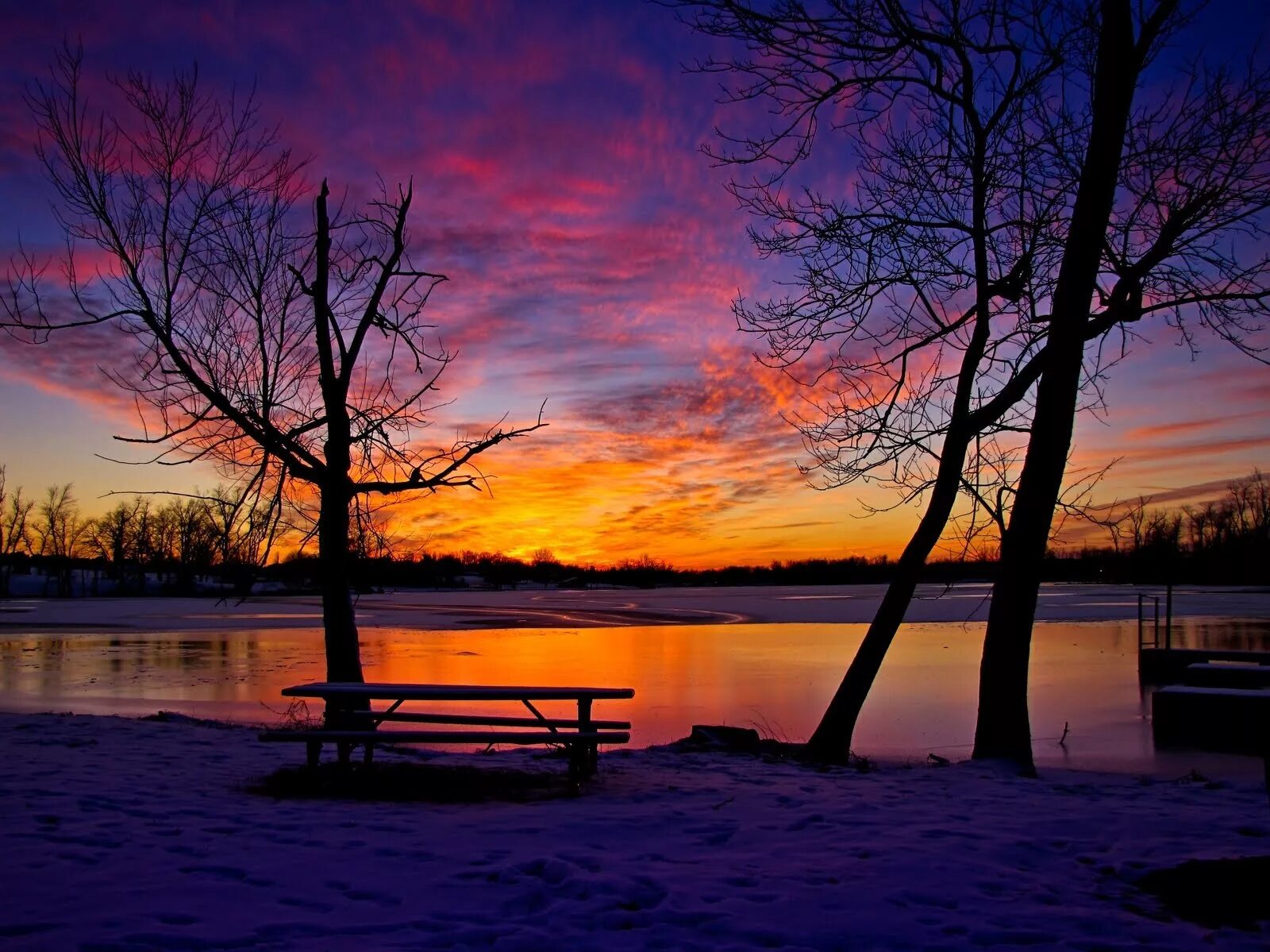 Вечер лучшее время. Зимний закат. Пейзаж закат. Красивый зимний закат. Зимний закат на озере.
