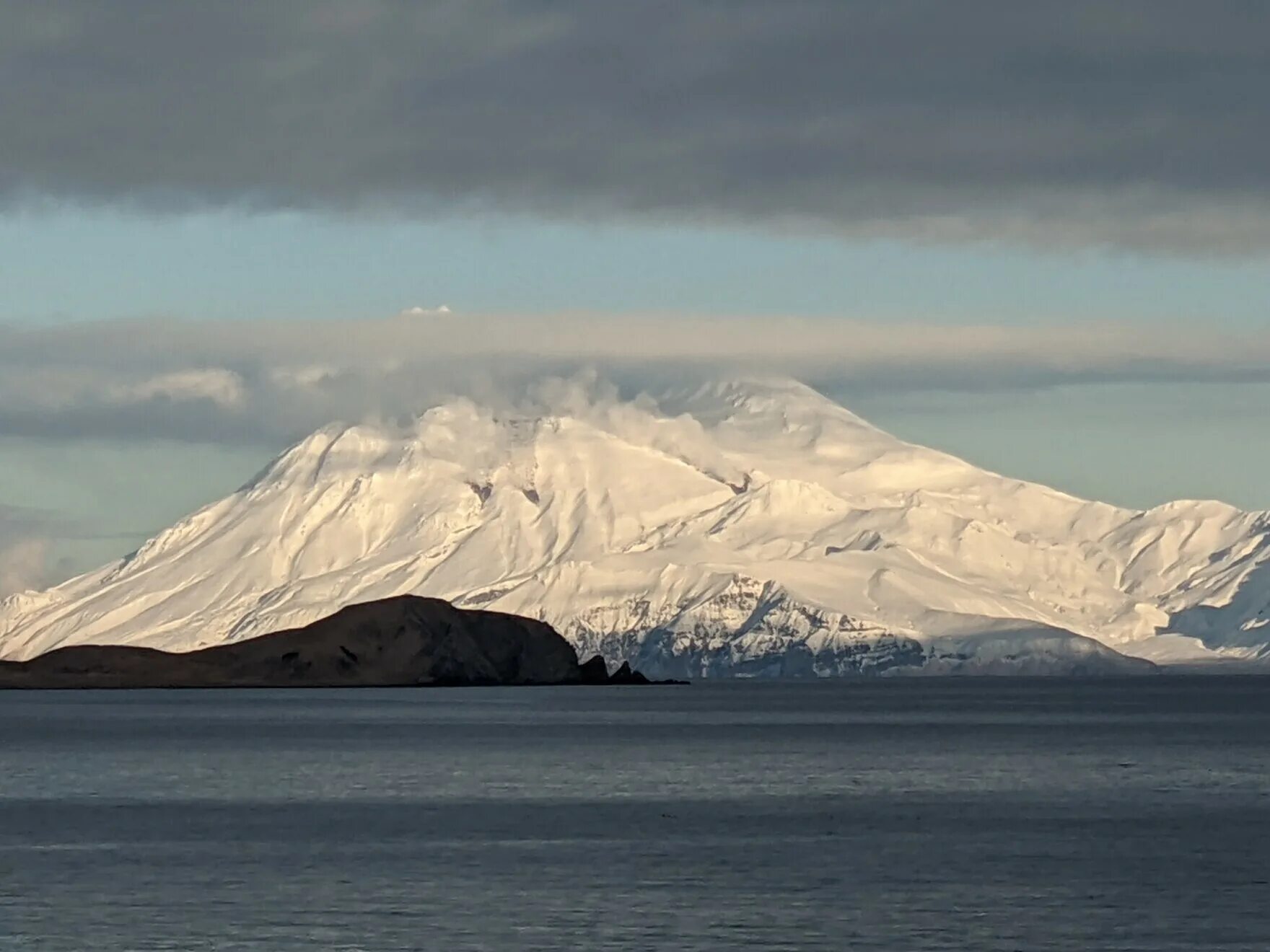 Алеутские острова острова аляски. Алеутские острова. Алеутские острова Уналашка. Вулкан Алеутского Аляска. Вулканы Алеутских островов.