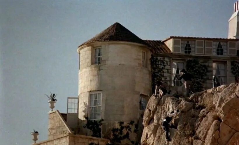 10 негритят агата кристи остров. Ласточкино гнездо 10 негритят. Остров 10 негритят. 10 негритят агата кристи остров. Ласточкино гнездо 1987.