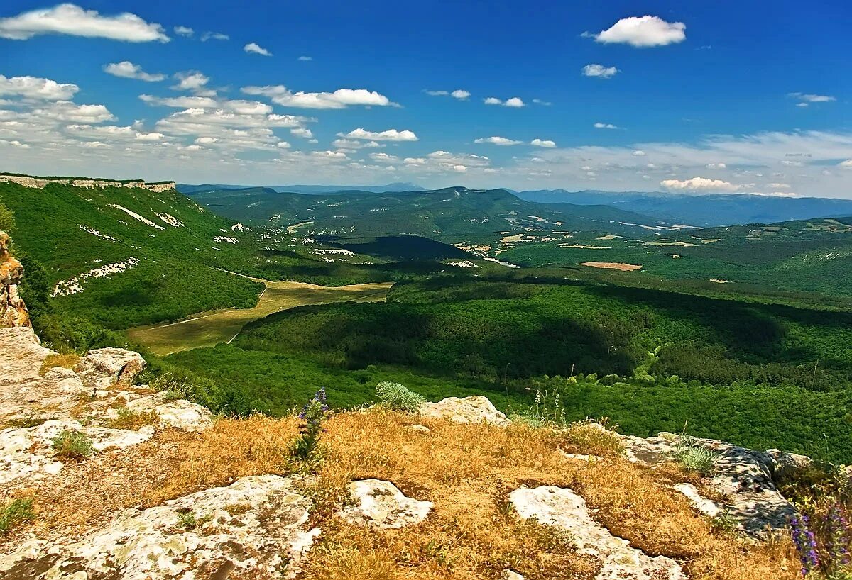 Крымские степи и крымские горы. Крым предгорье. Пейзажи предгорье Крыма. Крымские просторы Бахчисарайский район фото. Море простор Крым.