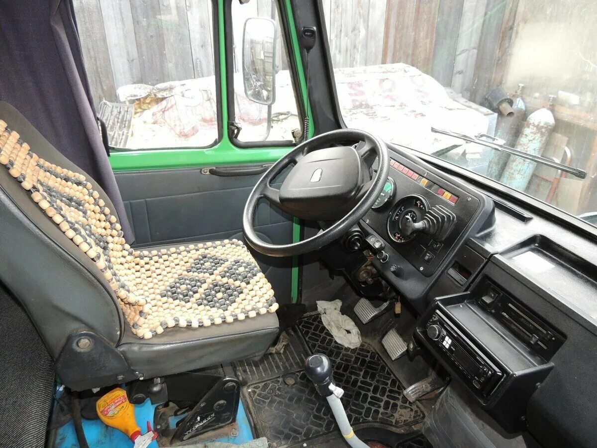 Зил 5301 бычок салон. Зил 5301 кабина внутри. Зил 4331 тягач спальник. Кабины бычка. Грузовик зил 4331 кабина.