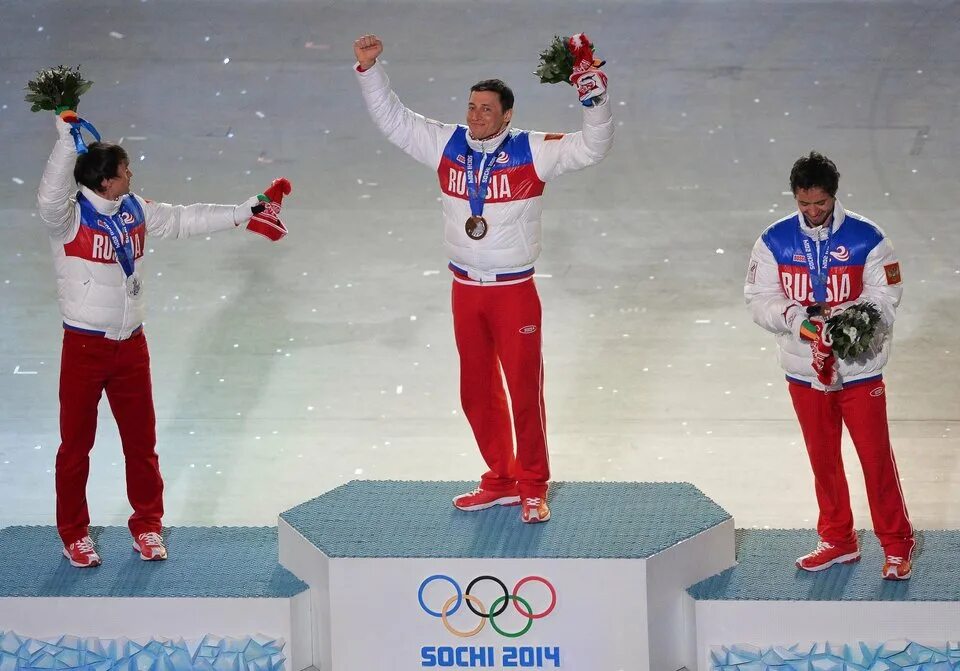 русский пьедестал. русский пьедестал. чемпион на пьедестале. олимпиада 2008 теннис дементьева сафина. александра трусова 2022 на пьедестале.