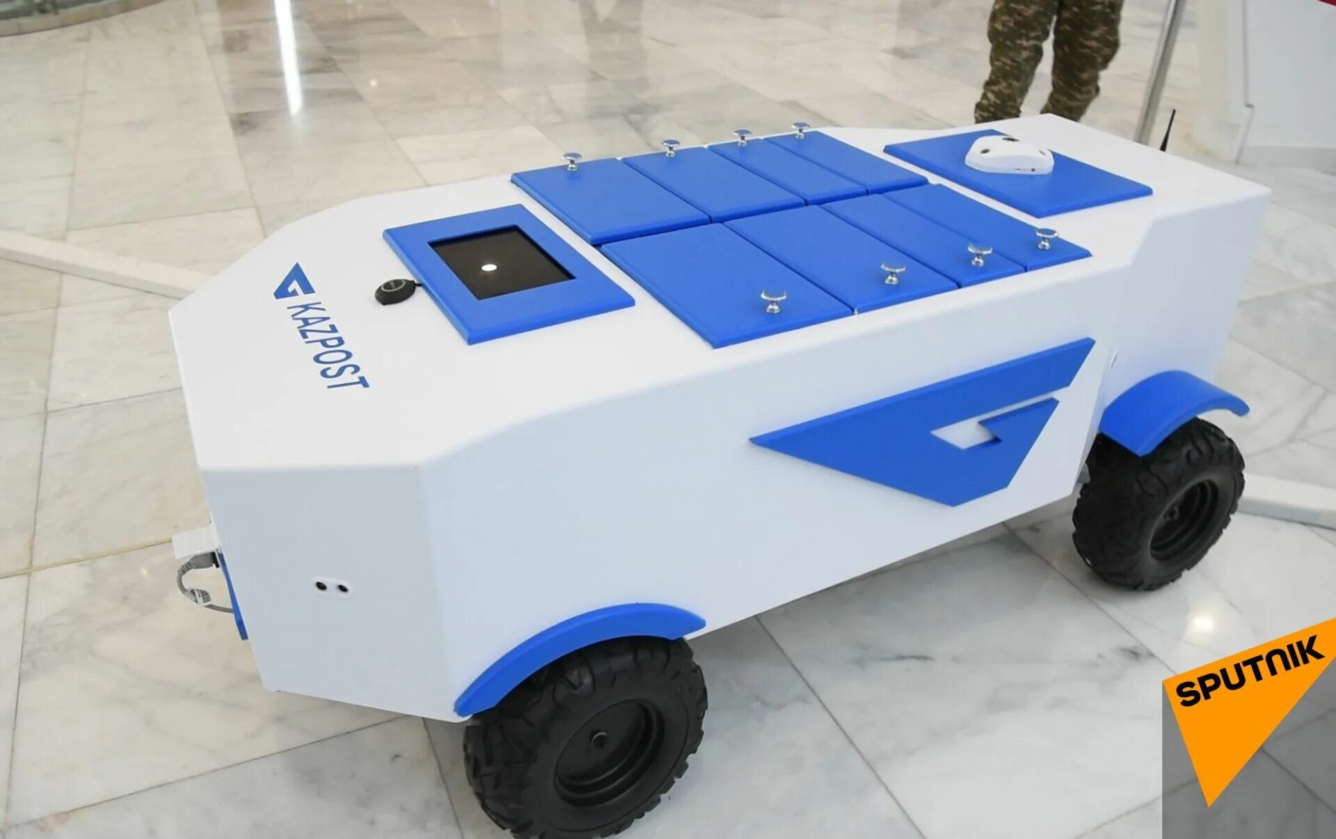 Робот почтальон. Робот почтальон. Робот несет. Робот курьер почта россии. Starship delivery robot.