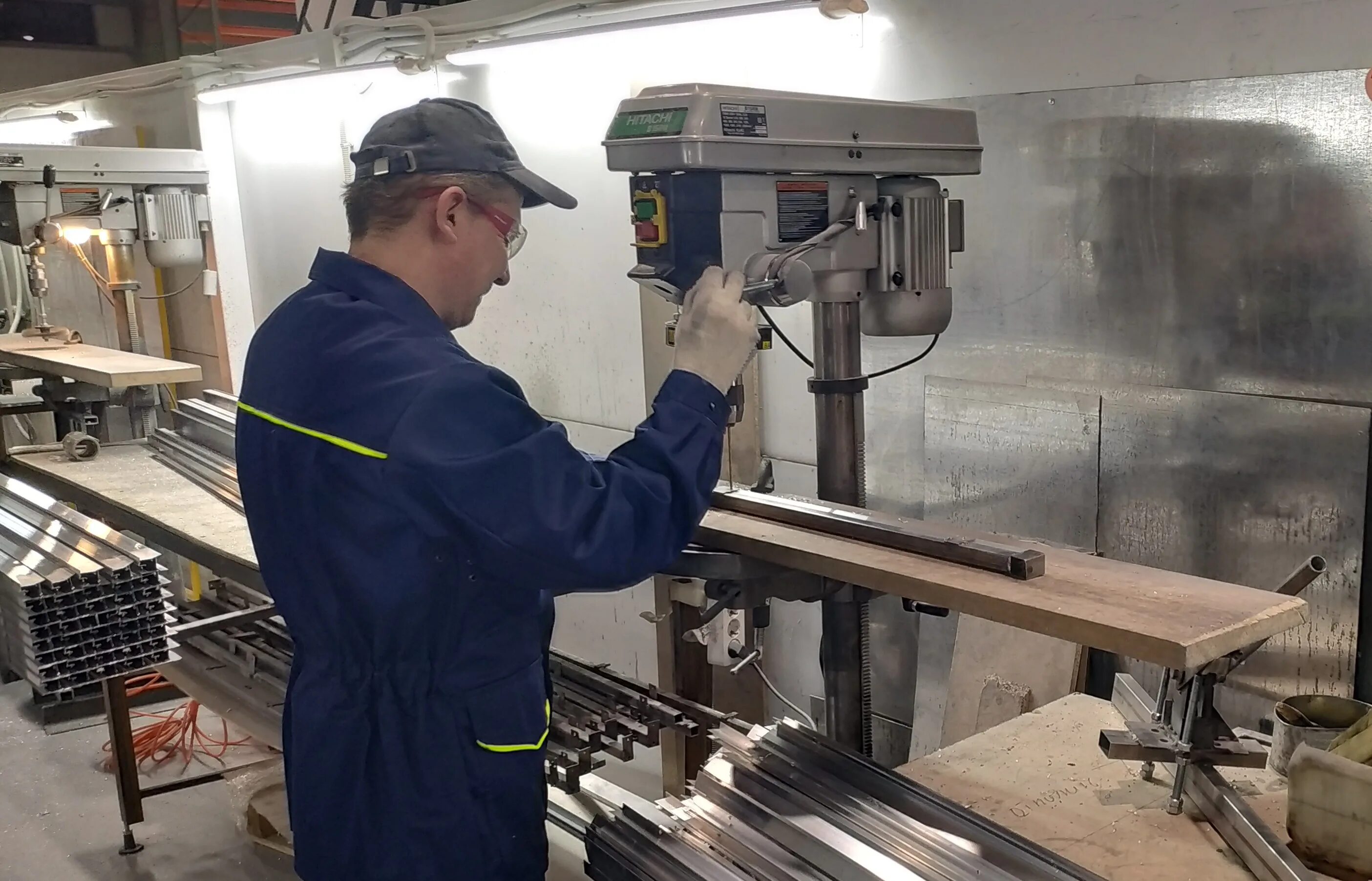 Станочник-распиловщик. Каркасчик обтяжчик мягкая мебель. Мастер столярного и мебельного производства. Станочник деревообрабатывающих станков. Распиловщик лдсп.