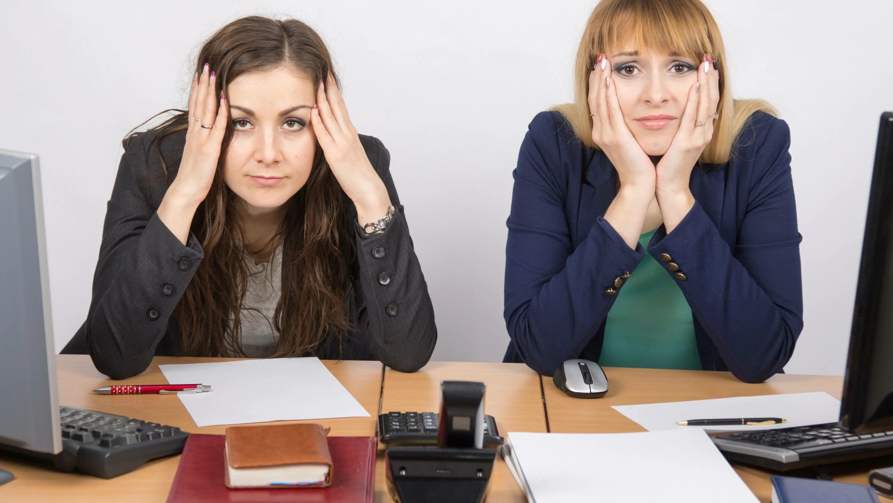 Женщина в офисе. Бизнес леди стоит. Женщина на переговорах. Девушки ржут в офисе. Две работницы.