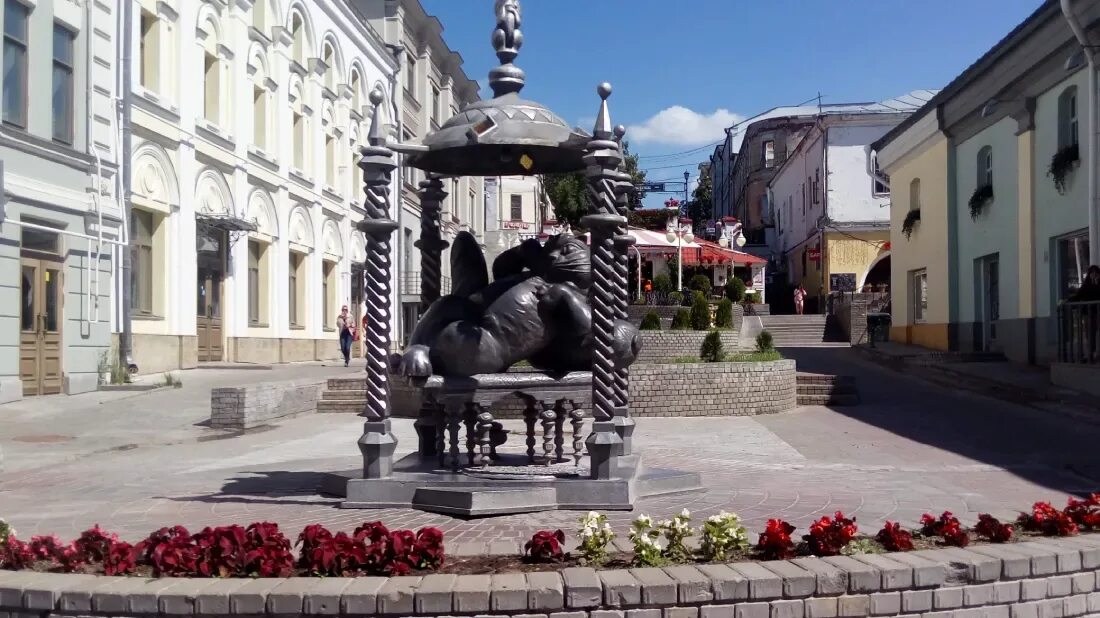 Казань памятник бауману. Кот казанский памятник в казани. памятник коту казанскому достопримечательности казани. памятник коту казанскому. памятник коту в казани на баумана.