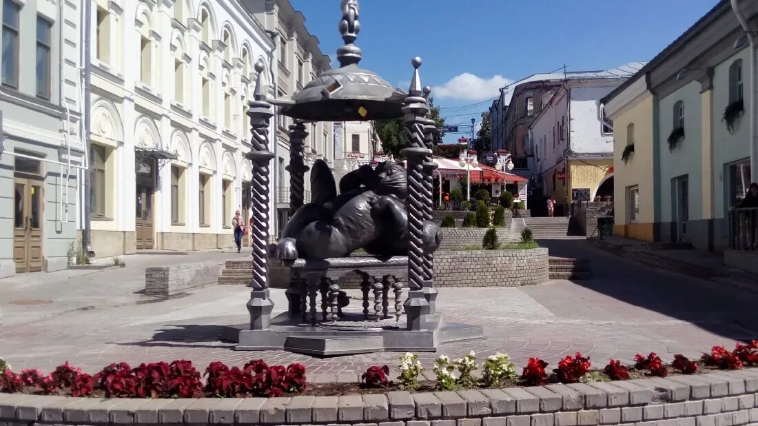 Кот в казани на улице баумана. Кот Казанский памятник в Казани. Памятник коту Казанскому достопримечательности Казани. Памятник коту Казанскому. Памятник коту в Казани на Баумана.