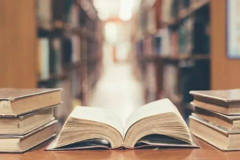 Раскрытая книга в библиотеке
