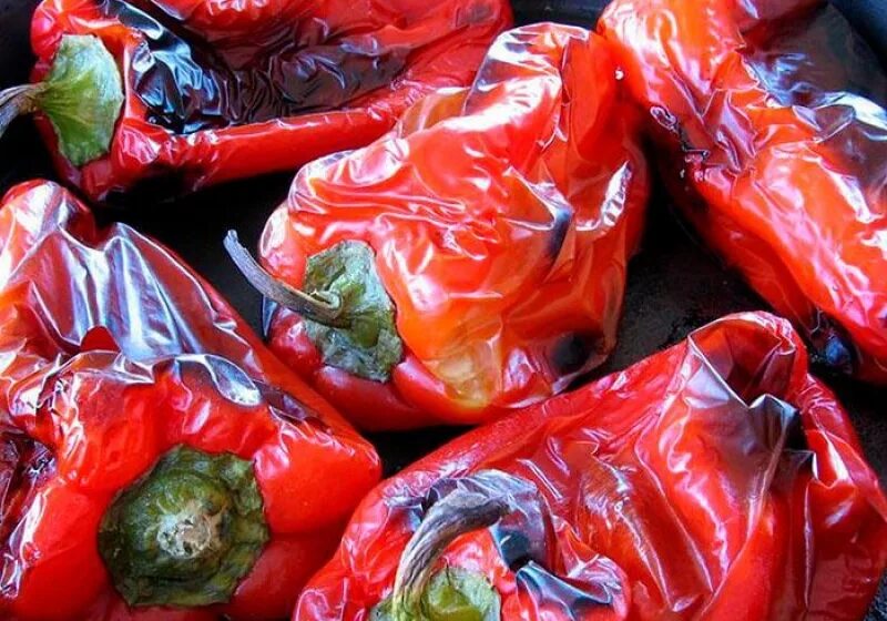 Перец болгарский запеченный в духовке. Перец в духовке запеченный. Печеный перец болгарский консервированный. Как запечь перец в духовке целиком. Жареный болгарский перец.