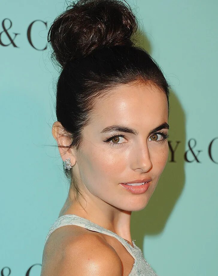 красивая форма бровей.