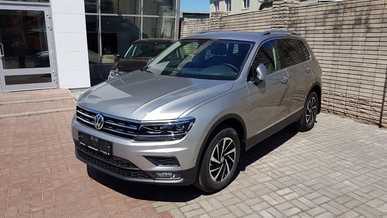 Новый тигуан 2017. Tiguan 1. Volkswagen tiguan 2018 бежевый. 4 tsi 150 оригинальное моторное масло. Vw tiguan 7500000.