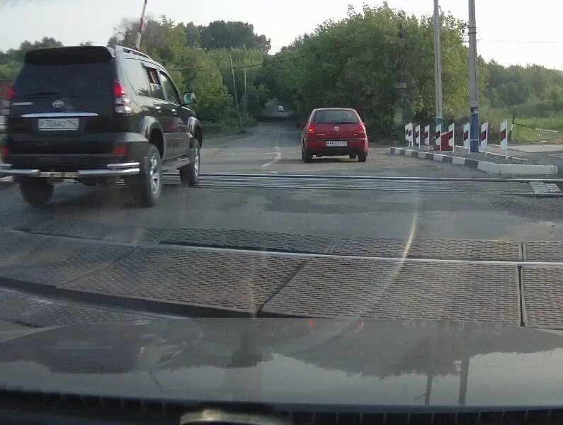 Обгон на переезде пдд. Обгон перед переездом. обгон до жд переезда.