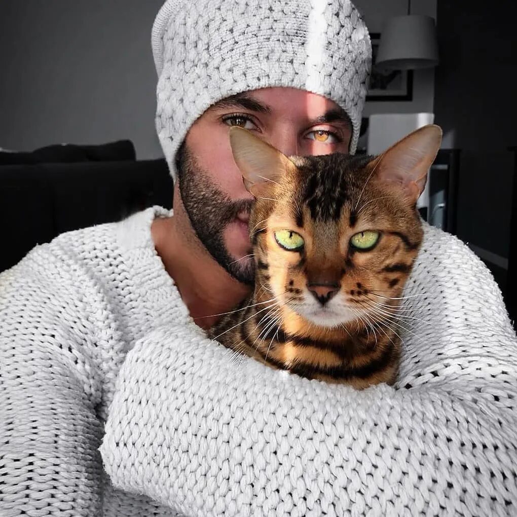 Чувак кот. Парень с котом. красивый парень с котом. красивые парни с котиками. красивый мужчина с котом.