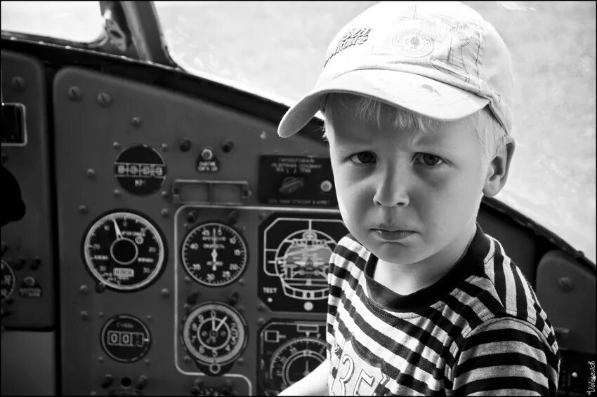 юный летчик. аркадий николаевич каманин. летчик за штурвалом. мальчик с самолетиком. школа юных пилотов екатеринбург.